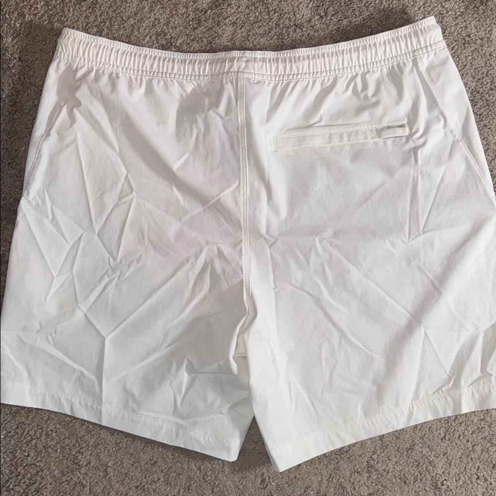 Vuori XXL Crosscourt Shorts men’s $94 white athletic barely used gym - Picture 10 of 10